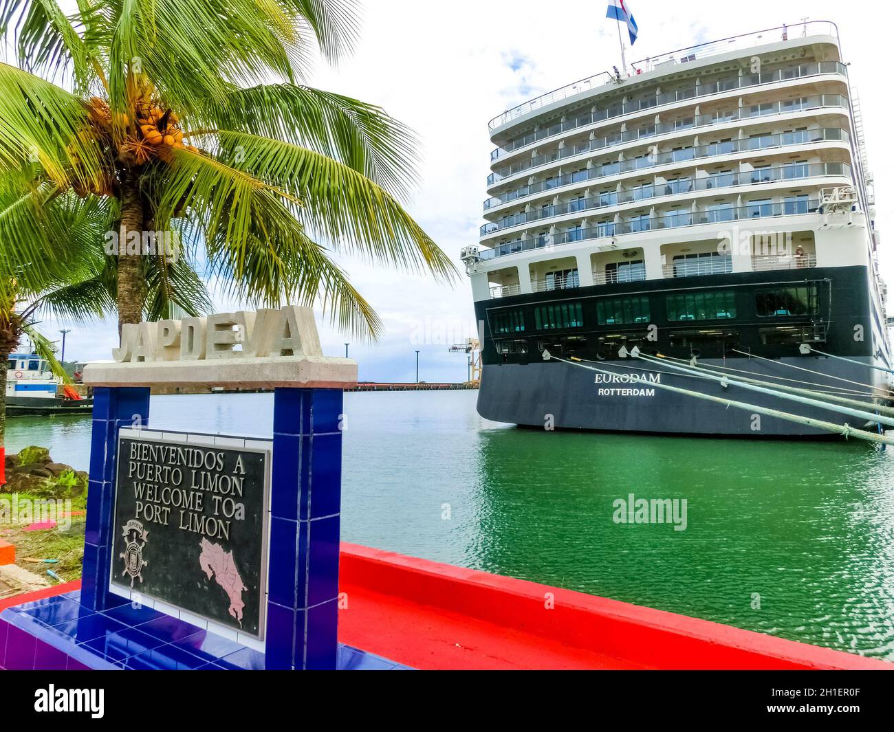 Puerto Limon, Costa Rica - 9. Dezember 2019: Holland-Amerika-Kreuzfahrtschiff Eurodam legte in Puerto Limon in Costa Rica an. Stockfoto