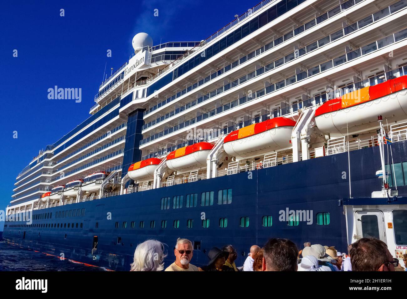Half Moon Cay Island, Bahamas - 2. Dezember 2019: Die Menschen im Tenderboot des holländischen America Kreuzfahrtschiffs Eurodam dockten auf See in der Nähe von Bagamas an Stockfoto