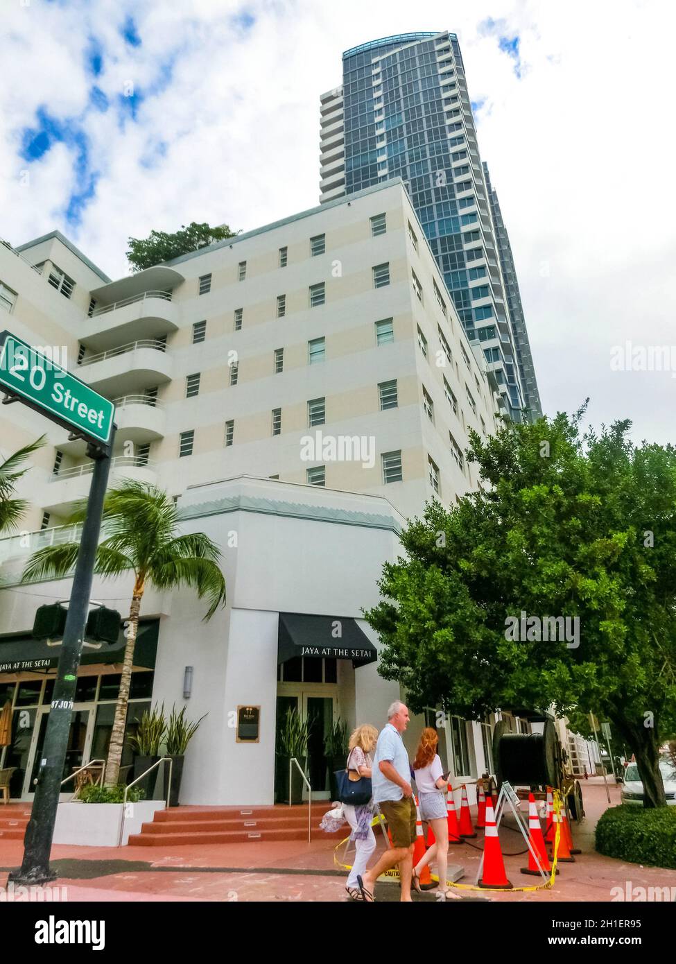 Miami, Vereinigte Staaten von Amerika - 30. November 2019: Straßenszene mit Verkehr und berühmten Hotels in der Collins Avenue in Miami Beach, Vereinigte Staaten von am Stockfoto