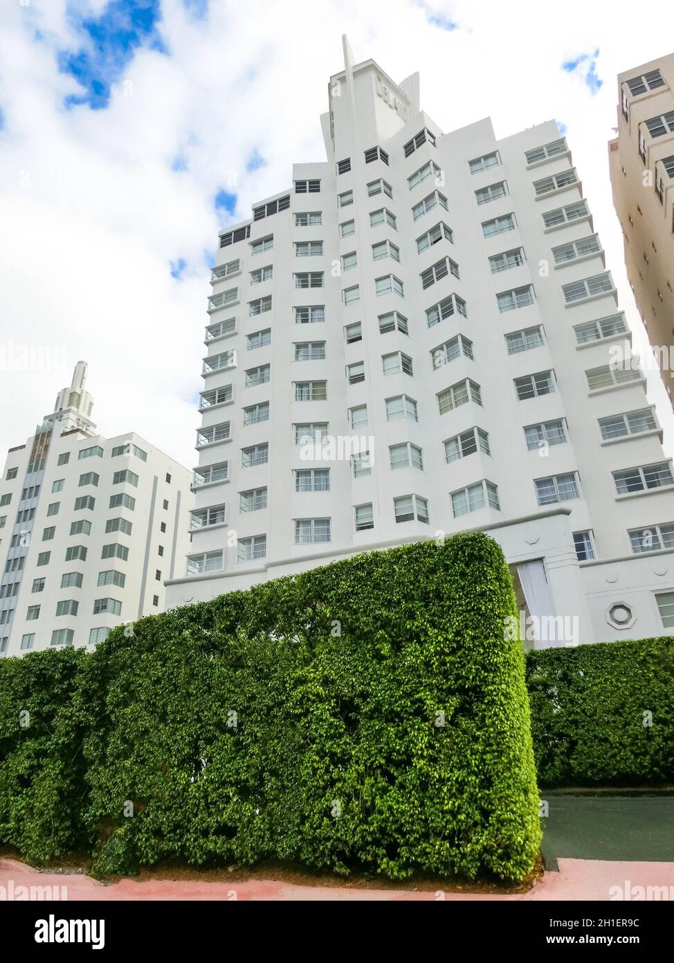 Miami, Vereinigte Staaten von Amerika - 30. November 2019: Straßenszene mit Verkehr und berühmten Hotels in der Collins Avenue in Miami Beach Stockfoto
