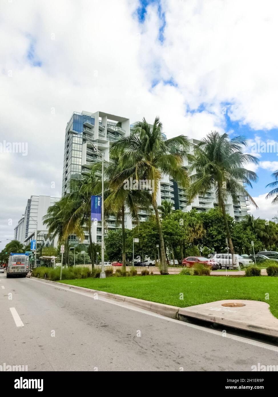 Miami, Vereinigte Staaten von Amerika - 30. November 2019: Straßenszene mit Verkehr und berühmten Hotels in der Collins Avenue in Miami Beach, Vereinigte Staaten von am Stockfoto