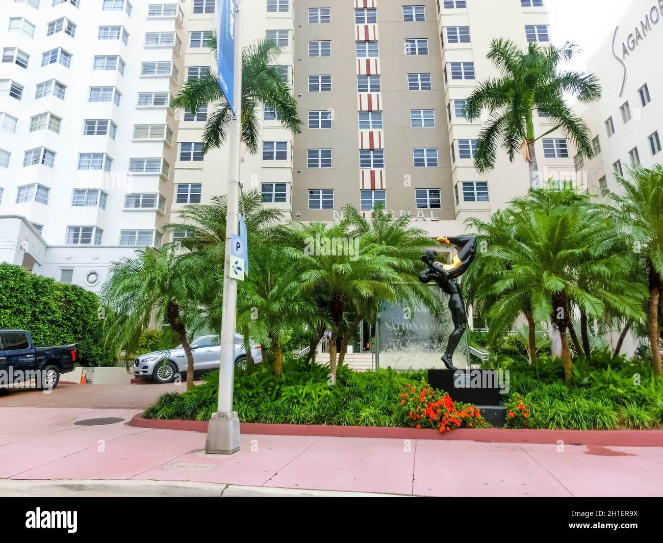 Miami, Vereinigte Staaten von Amerika - 30. November 2019: Straßenszene mit Verkehr und berühmten Hotels in der Collins Avenue in Miami Beach Stockfoto
