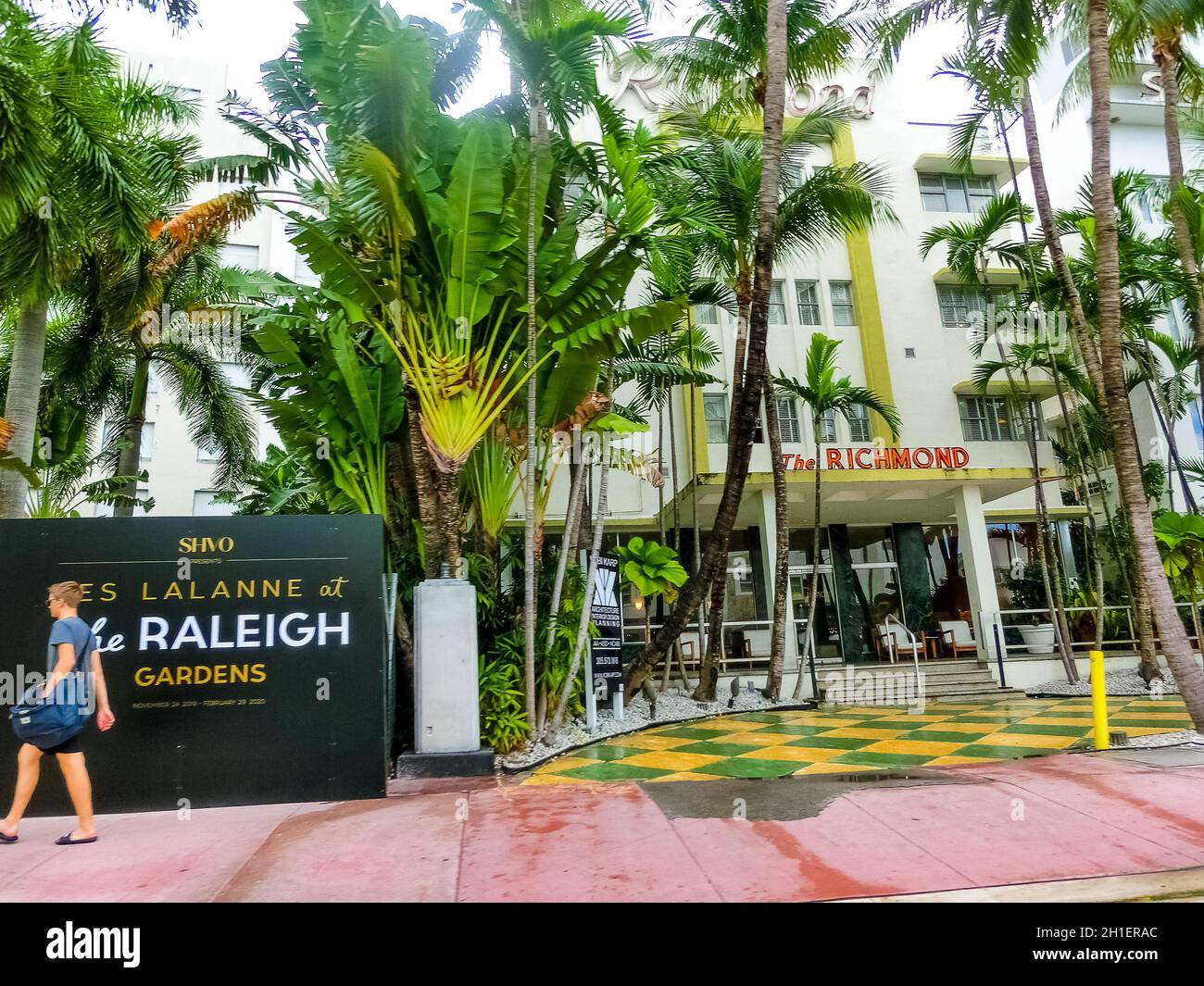 Miami, Vereinigte Staaten von Amerika - 30. November 2019: Straße mit berühmten Hotels in der Collins Avenue in Miami Beach, Vereinigte Staaten von Amerika am November Stockfoto