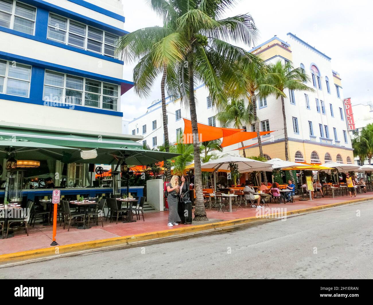 Miami, Vereinigte Staaten von Amerika - 30. November 2019: Edison Hotel am Ocean Drive in Miami Beach, Florida. Die Art déco-Architektur in South Beach ist eine davon Stockfoto