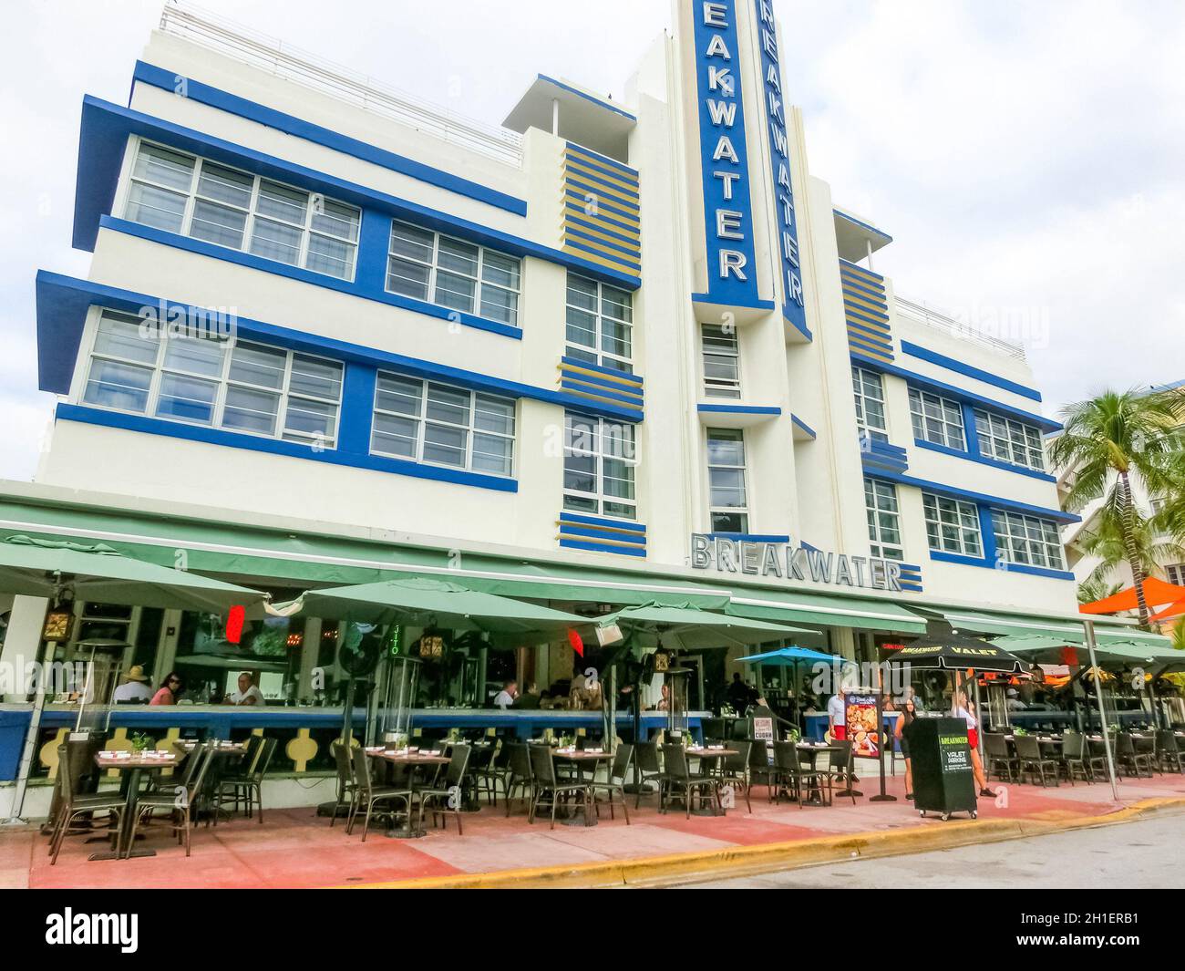 Miami, Vereinigte Staaten von Amerika - 30. November 2019: Breakwater Hotel am Ocean Drive in Miami Beach, Florida. Art déco-Architektur in South Beach ist es Stockfoto