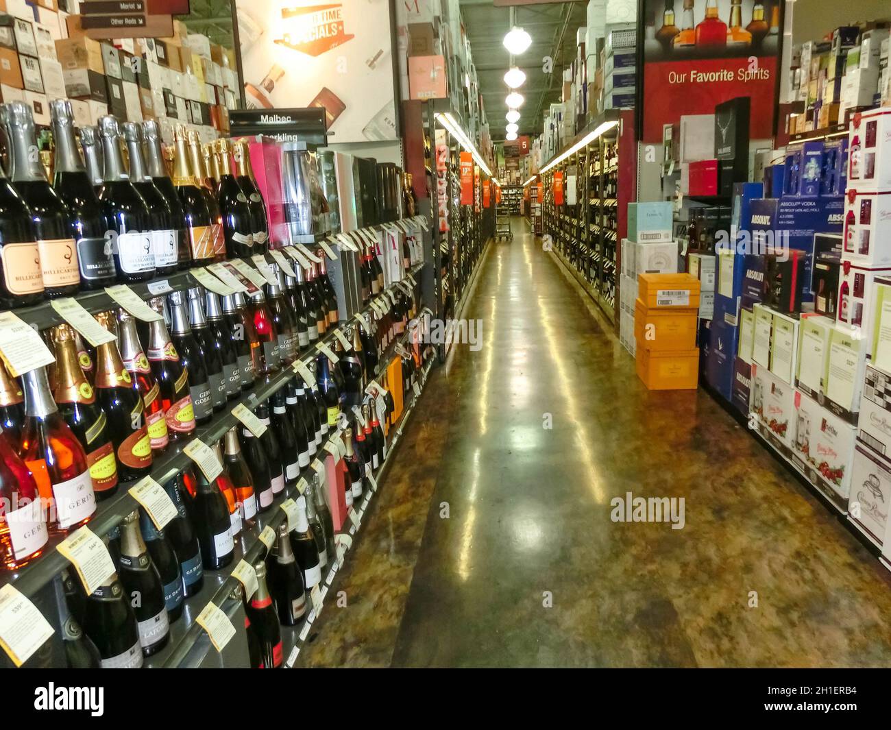 Miami, USA - 30. November 2019: Total Wine Florida ist ein amerikanischer Alkoholhändler Stockfoto