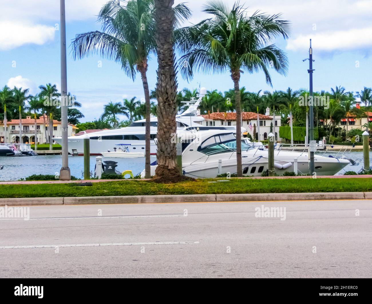 Miami, Vereinigte Staaten von Amerika - 30. November 2019: Miami Beach in Florida mit luxuriösen Apartments in Strandnähe in der Collins Avenue in Miami, United S. Stockfoto