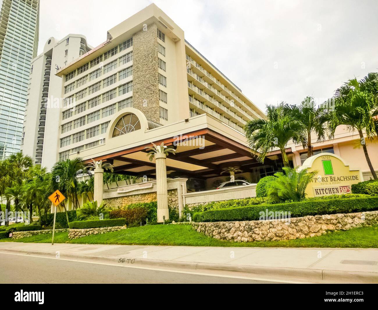 Miami, Vereinigte Staaten von Amerika - 30. November 2019: Straßenszene mit Verkehr und berühmten Hotels in der Collins Avenue in Miami Beach Stockfoto