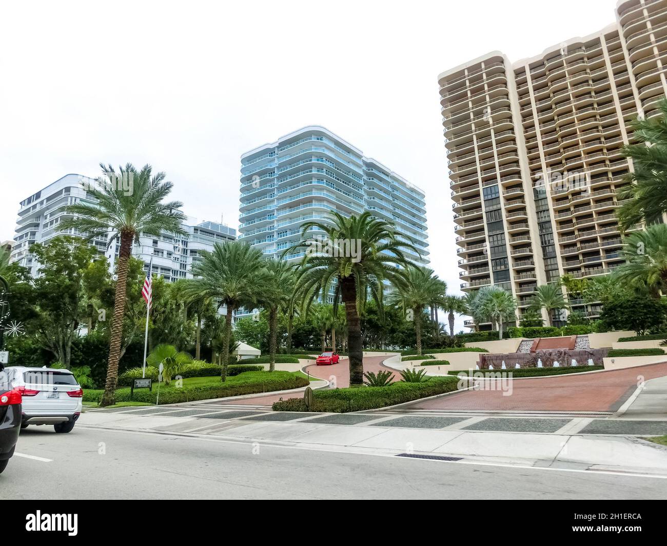 Miami, Vereinigte Staaten von Amerika - 30. November 2019: Straßenszene mit Verkehr und berühmten Hotels in der Collins Avenue in Miami Beach Stockfoto