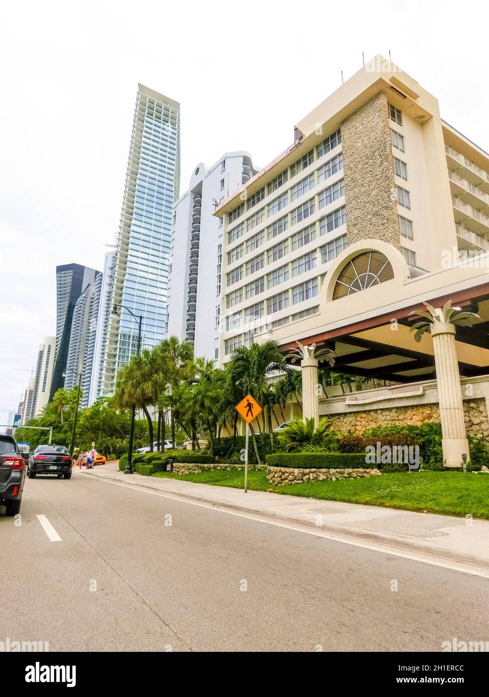 Miami, Vereinigte Staaten von Amerika - 30. November 2019: Straße mit berühmten Hotels an der Collins Avenue in Miami Beach Stockfoto