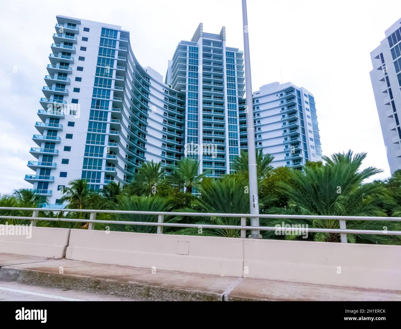 Miami, Vereinigte Staaten von Amerika - 30. November 2019: Miami Beach in Florida mit luxuriösen Apartments in Strandnähe in der Collins Avenue in Miami, United S. Stockfoto