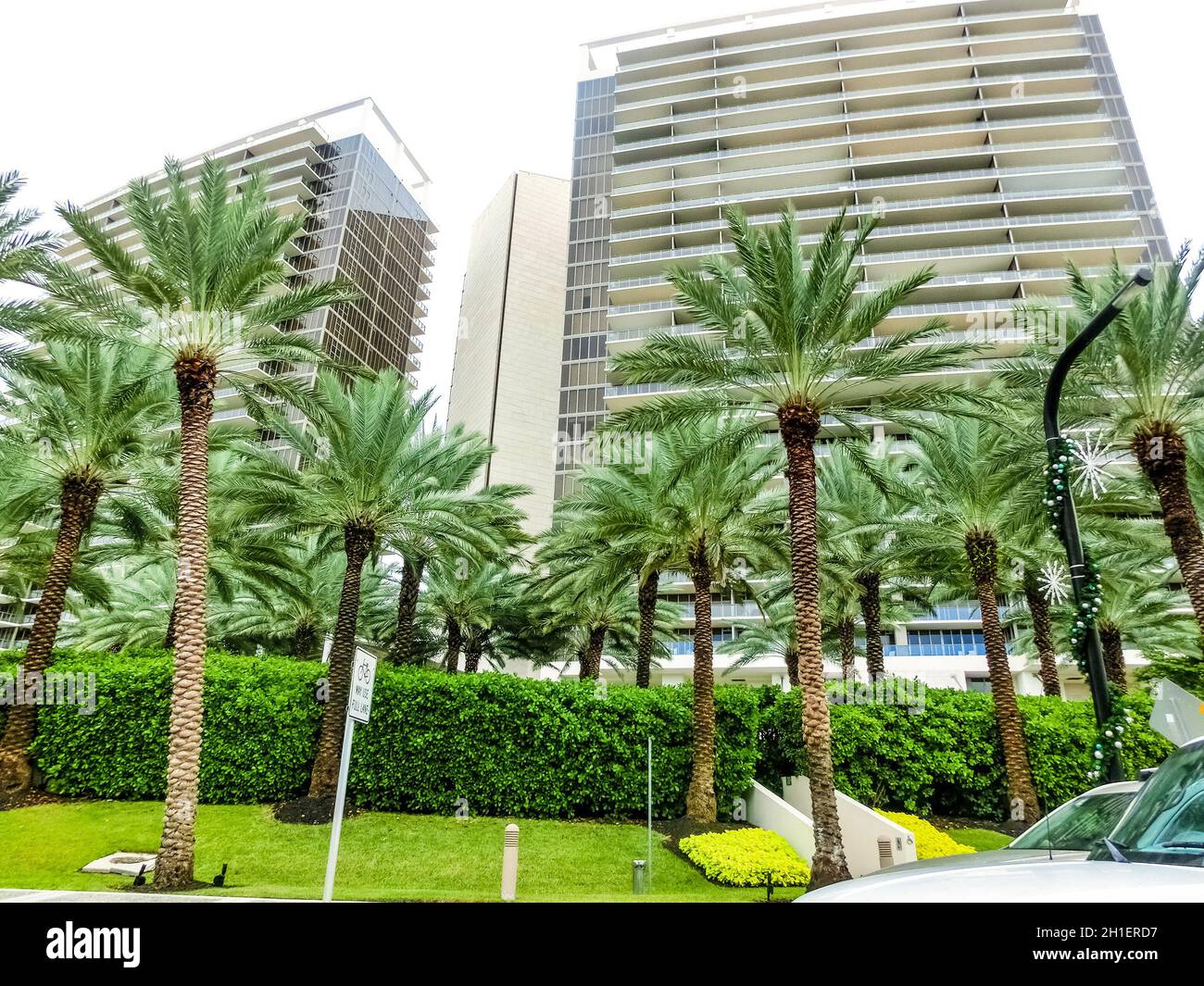 Miami, Vereinigte Staaten von Amerika - 30. November 2019: Miami Beach in Florida mit luxuriösen Apartments in Strandnähe in der Collins Avenue in Miami, United S. Stockfoto