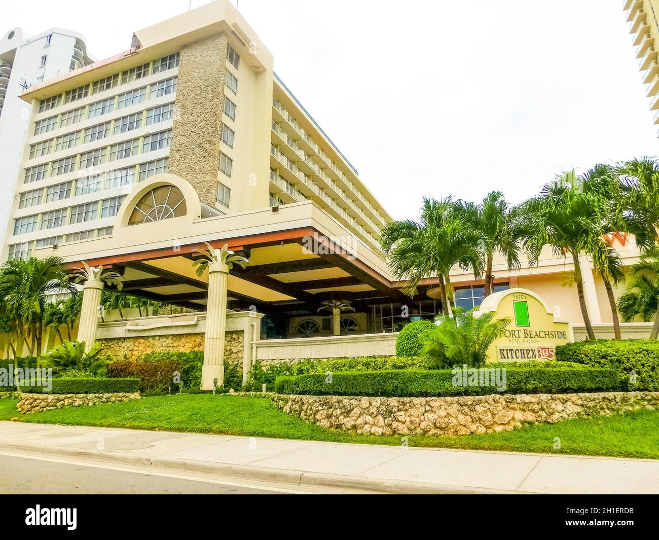 Miami, Vereinigte Staaten von Amerika - 30. November 2019: Straße mit berühmten Hotels an der Collins Avenue in Miami Beach Stockfoto