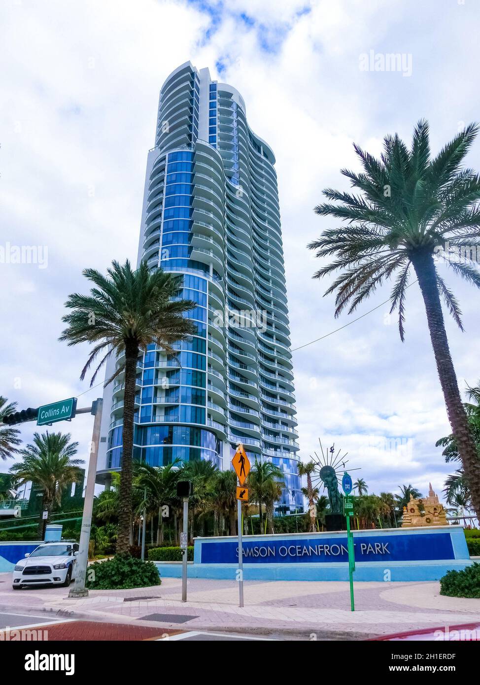 Miami, Vereinigte Staaten von Amerika - 30. November 2019: Miami Beach in Florida mit luxuriösen Apartments in Strandnähe in der Collins Avenue in Miami, United S. Stockfoto