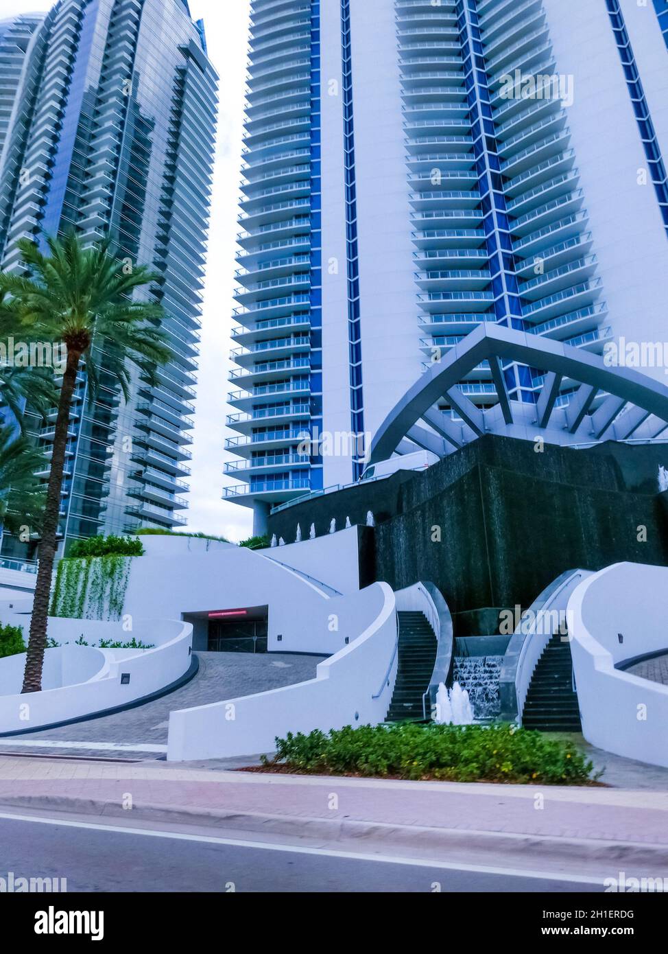 Miami, Vereinigte Staaten von Amerika - 30. November 2019: Straßenszene mit Verkehr und berühmten Hotels in der Collins Avenue in Miami Beach Stockfoto