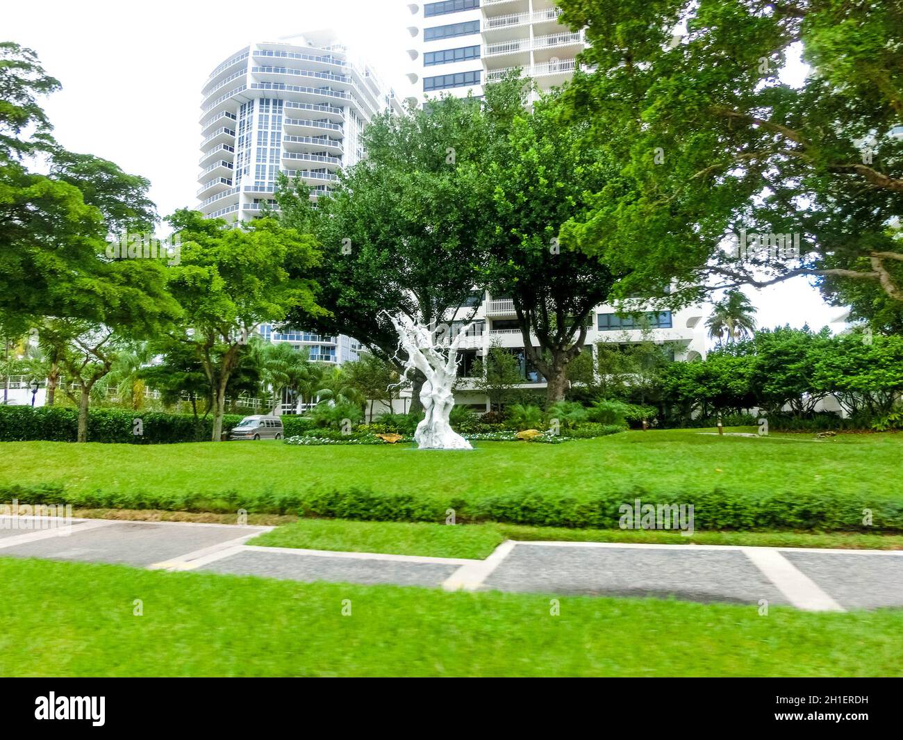 Miami, Vereinigte Staaten von Amerika - 30. November 2019: Miami Beach in Florida mit luxuriösen Apartments in Strandnähe in der Collins Avenue in Miami, United S. Stockfoto