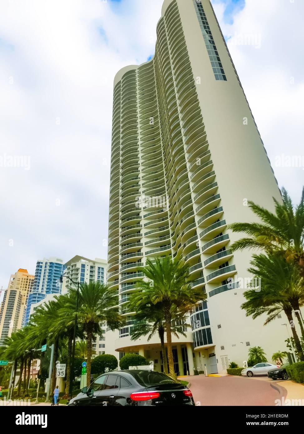 Miami, Vereinigte Staaten von Amerika - 30. November 2019: Straße mit berühmten Hotels an der Collins Avenue in Miami Beach Stockfoto