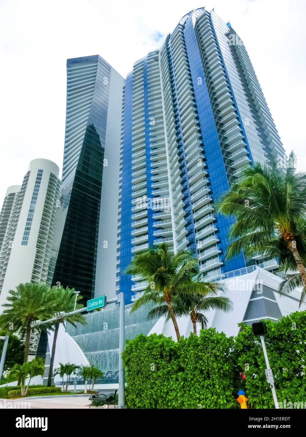 Miami, Vereinigte Staaten von Amerika - 30. November 2019: Straßenszene mit Verkehr und berühmten Hotels in der Collins Avenue in Miami Beach Stockfoto