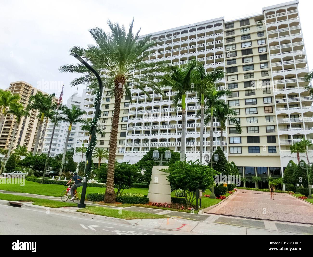 Miami, Vereinigte Staaten von Amerika - 30. November 2019: Miami Beach in Florida mit luxuriösen Apartments in Strandnähe in der Collins Avenue in Miami, United S. Stockfoto
