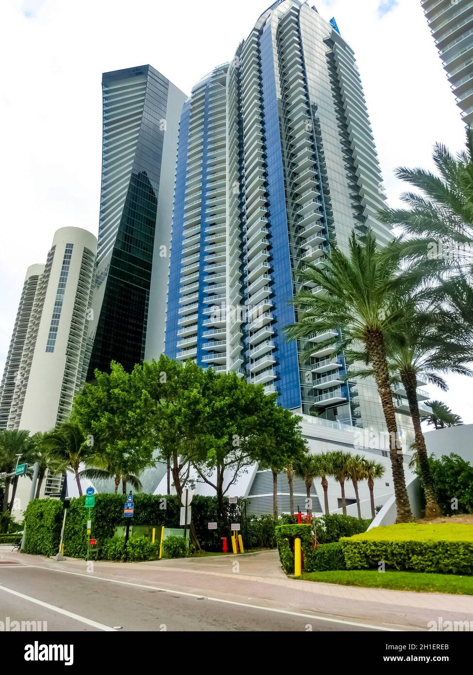 Miami, Vereinigte Staaten von Amerika - 30. November 2019: Straße mit berühmten Hotels an der Collins Avenue in Miami Beach Stockfoto