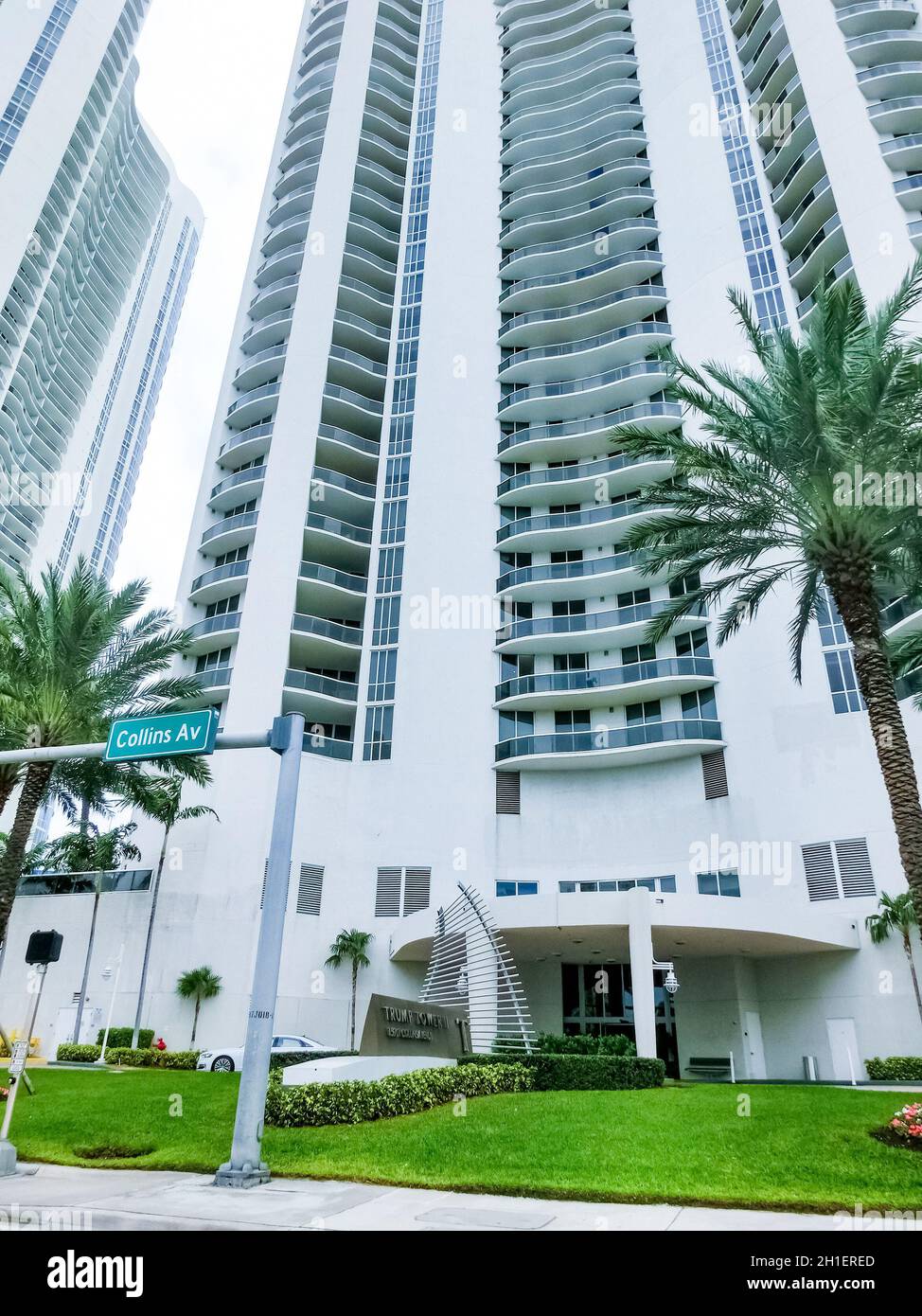 Miami, Vereinigte Staaten von Amerika - 30. November 2019: Miami Beach in Florida mit luxuriösen Apartments in Strandnähe in der Collins Avenue in Miami, United S. Stockfoto