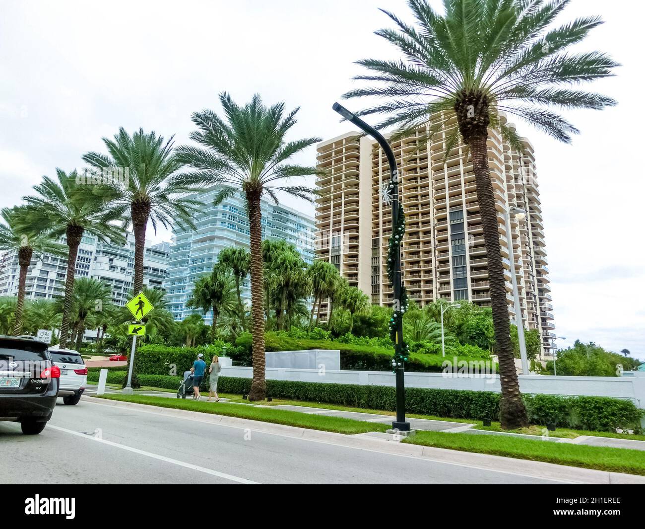Miami, Vereinigte Staaten von Amerika - 30. November 2019: Straßenszene mit Verkehr und berühmten Hotels in der Collins Avenue in Miami Beach Stockfoto