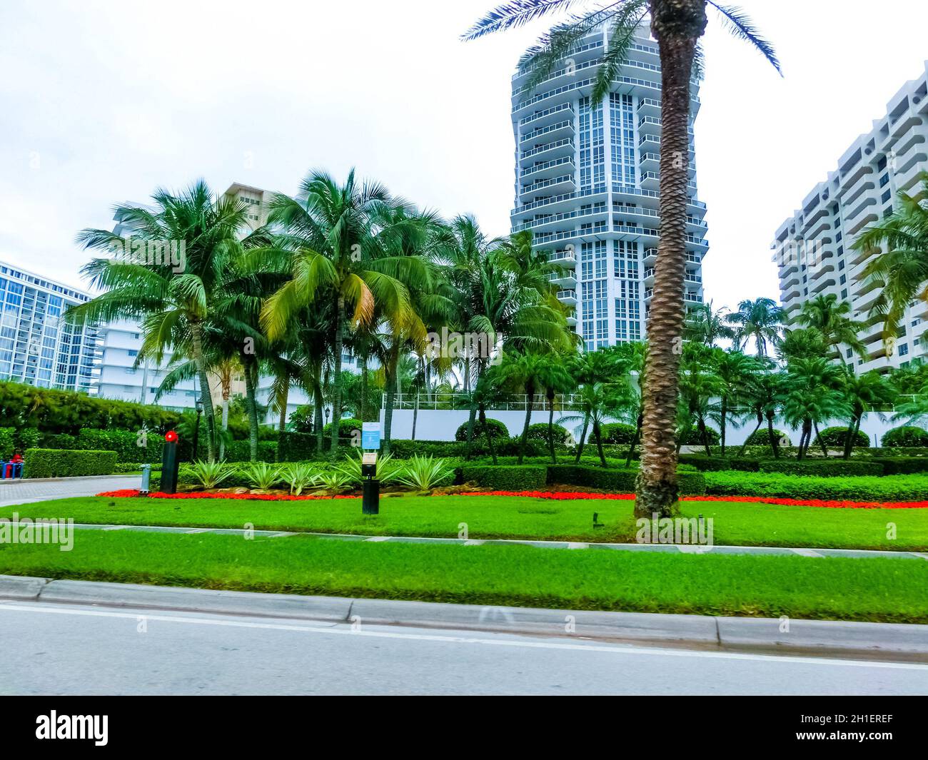 Miami, Vereinigte Staaten von Amerika - 30. November 2019: Miami Beach in Florida mit luxuriösen Apartments in Strandnähe in der Collins Avenue in Miami, United S. Stockfoto