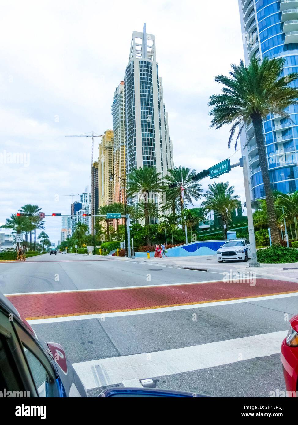 Miami, Vereinigte Staaten von Amerika - 30. November 2019: Miami Beach in Florida mit luxuriösen Apartments in Strandnähe in der Collins Avenue in Miami, United S. Stockfoto