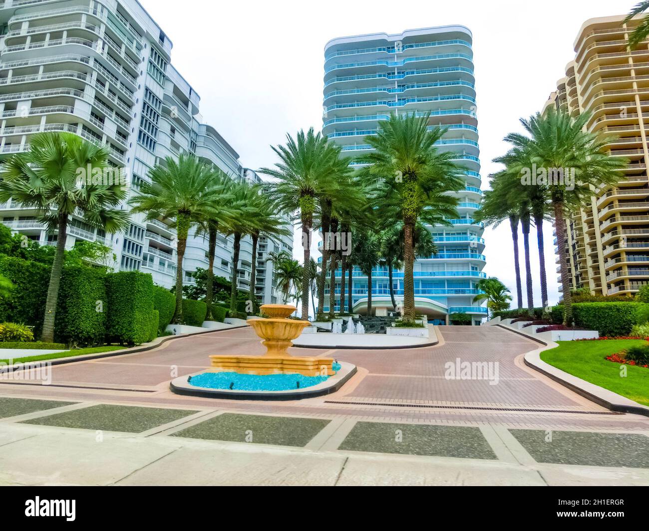 Miami, Vereinigte Staaten von Amerika - 30. November 2019: Straßenszene mit Verkehr und berühmten Hotels in der Collins Avenue in Miami Beach Stockfoto