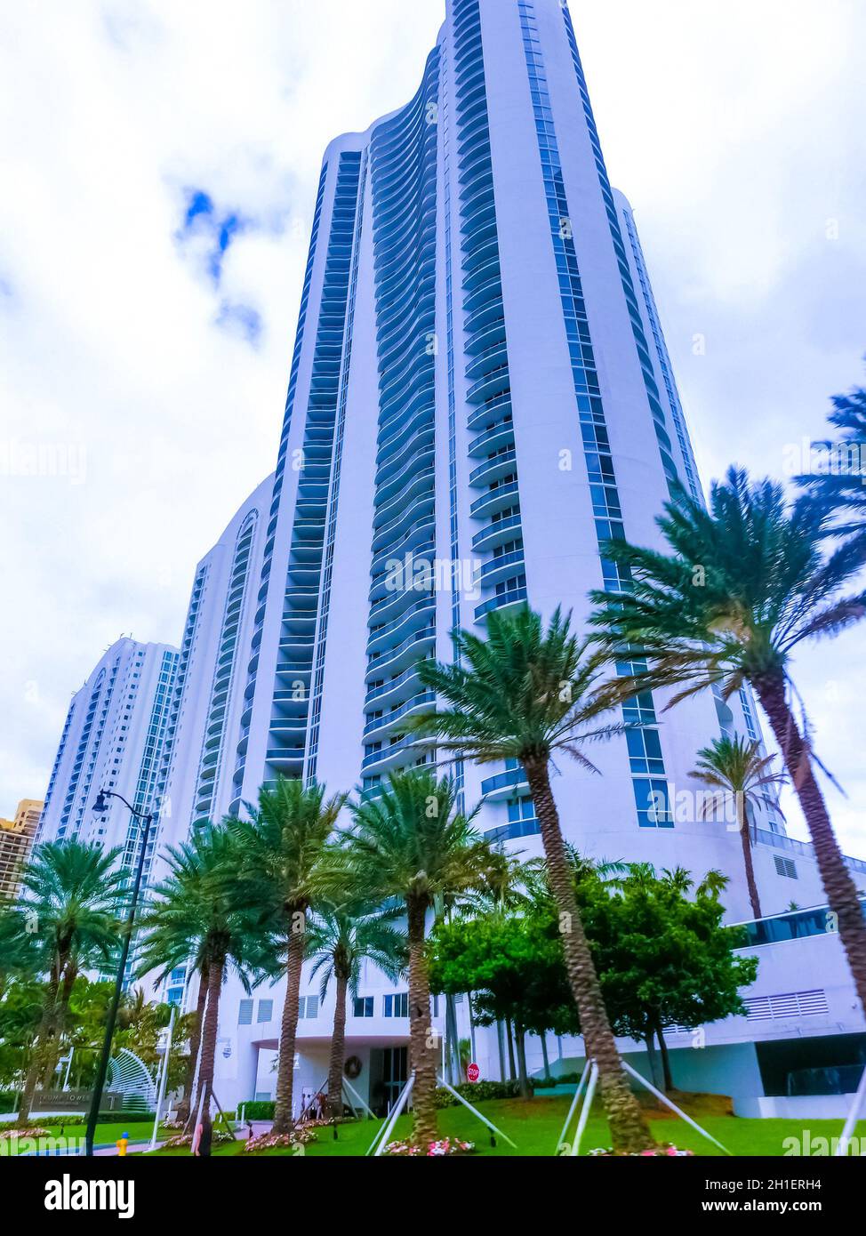 Miami, Vereinigte Staaten von Amerika - 30. November 2019: Miami Beach in Florida mit luxuriösen Apartments in Strandnähe in der Collins Avenue in Miami, United S. Stockfoto