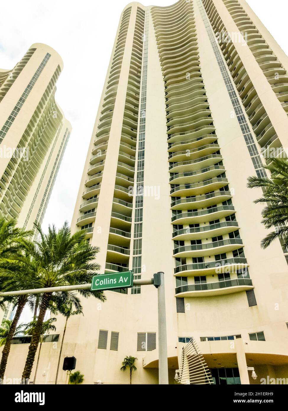 Miami, Vereinigte Staaten von Amerika - 30. November 2019: Straße mit berühmten Hotels an der Collins Avenue in Miami Beach Stockfoto