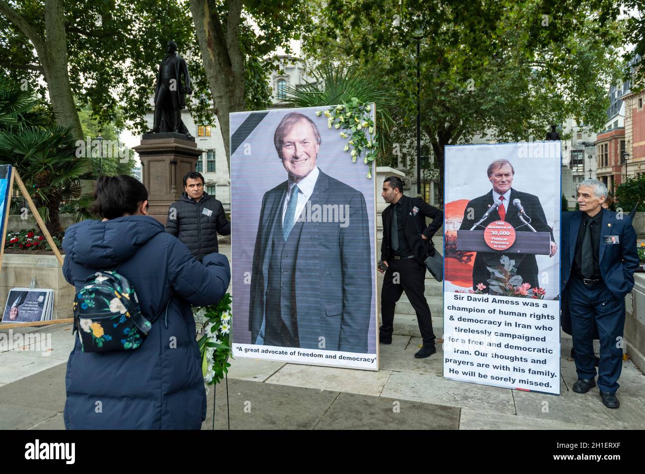 London, Großbritannien. Oktober 2021. Mitglieder der anglo-iranischen Gemeinschaft bereiten sich darauf vor, einen Gottesdienst auf dem Parliament Square zu Ehren von Sir David Amess, dem Abgeordneten von Southend West, zu halten, der am 15. Oktober in seiner Wahlkreisoperation ermordet wurde. Sir David war Mitvorsitzender des parteiübergreifenden britischen Komitees für die Freiheit des Iran und setzte sich mehr als drei Jahrzehnte für Menschenrechte und Demokratie im Iran ein. Später heute werden die Abgeordneten an einem Gottesdienst in der St. Margaret's Church in Westminster teilnehmen, um ihrem ehemaligen Kollegen Tribut zu zollen. Kredit: Stephen Chung/Alamy Live Nachrichten Stockfoto