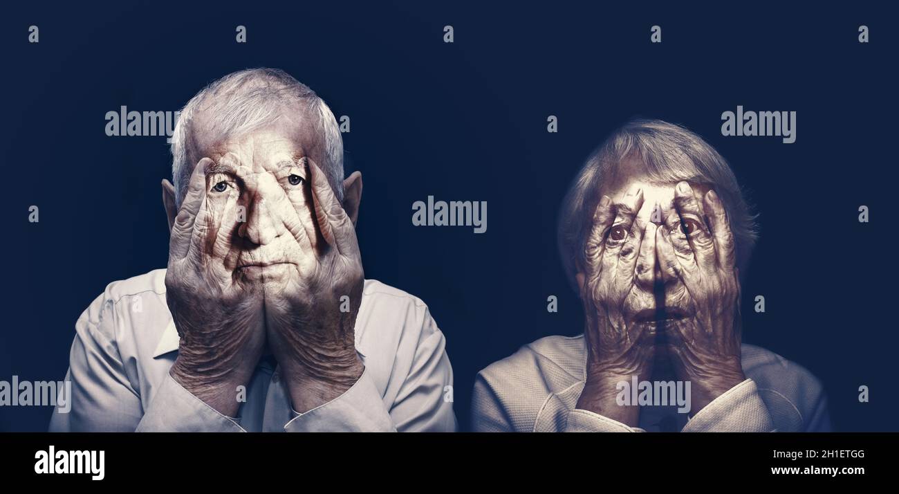 Porträt eines älteren Mannes und einer älteren Frau mit Gesicht, das mit Händen auf Schwarz geschlossen ist. Collage. Konzept des Grauens. Covid-19 oder Coronavirus-Konzepte Stockfoto