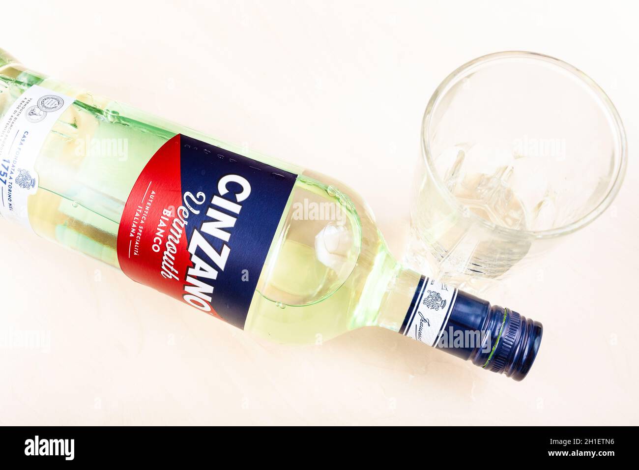 MOSKAU, RUSSLAND - 10. MAI 2020: Draufsicht auf liegende Flasche Cinzano Bianco und Glas mit Wermut an Bord. Cinzano ist italienischer Wermut aus Turin Stockfoto