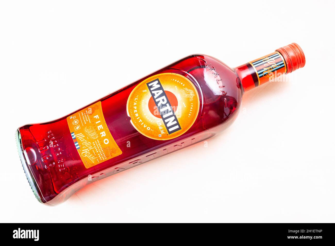 MOSKAU, RUSSLAND - 10. MAI 2020: Volle Flasche Martini Fiero auf hellbraunem Karton. Martini ist ein klassischer italienischer Wermut aus Turin, jetzt diese Marke Stockfoto