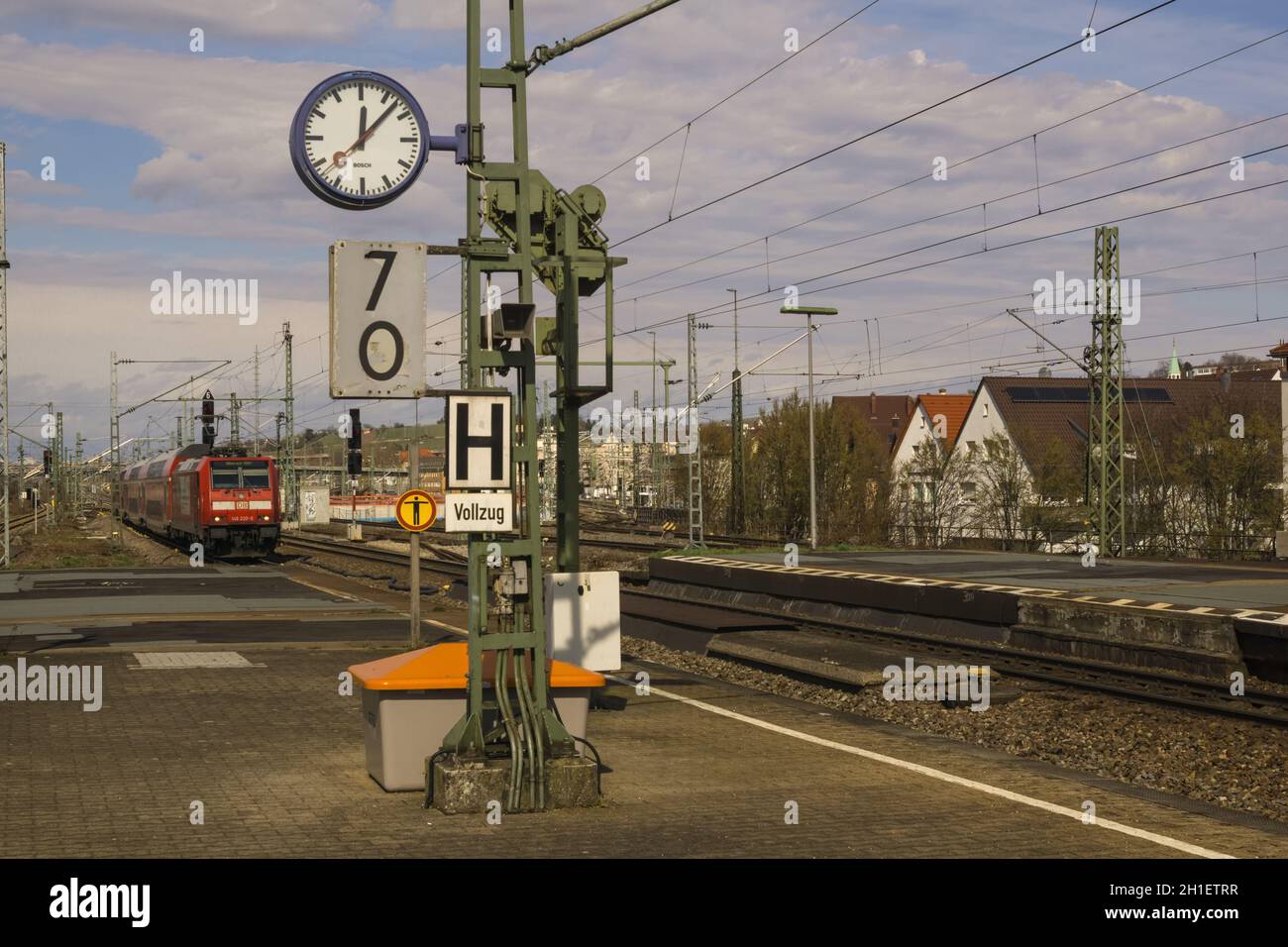 STUTTGART, DEUTSCHLAND - März 17,2019: untertuerkheim der Bahnlinie Biberach läuft durch den alten Bahnhof von der Bezirk ohne Stop. Stockfoto