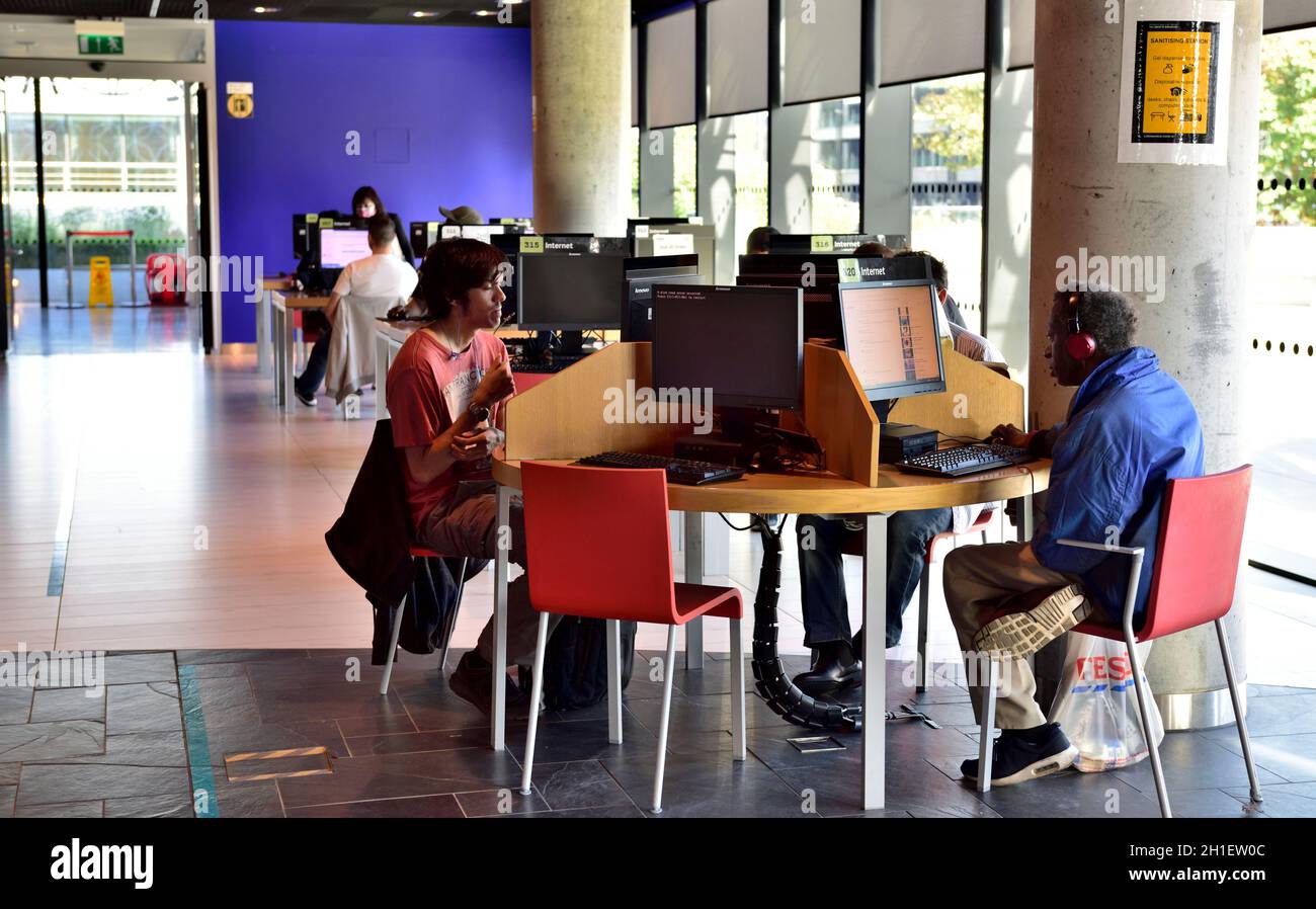 Menschen lesen, studieren in der öffentlichen Bibliothek von Birmingham, Großbritannien Stockfoto