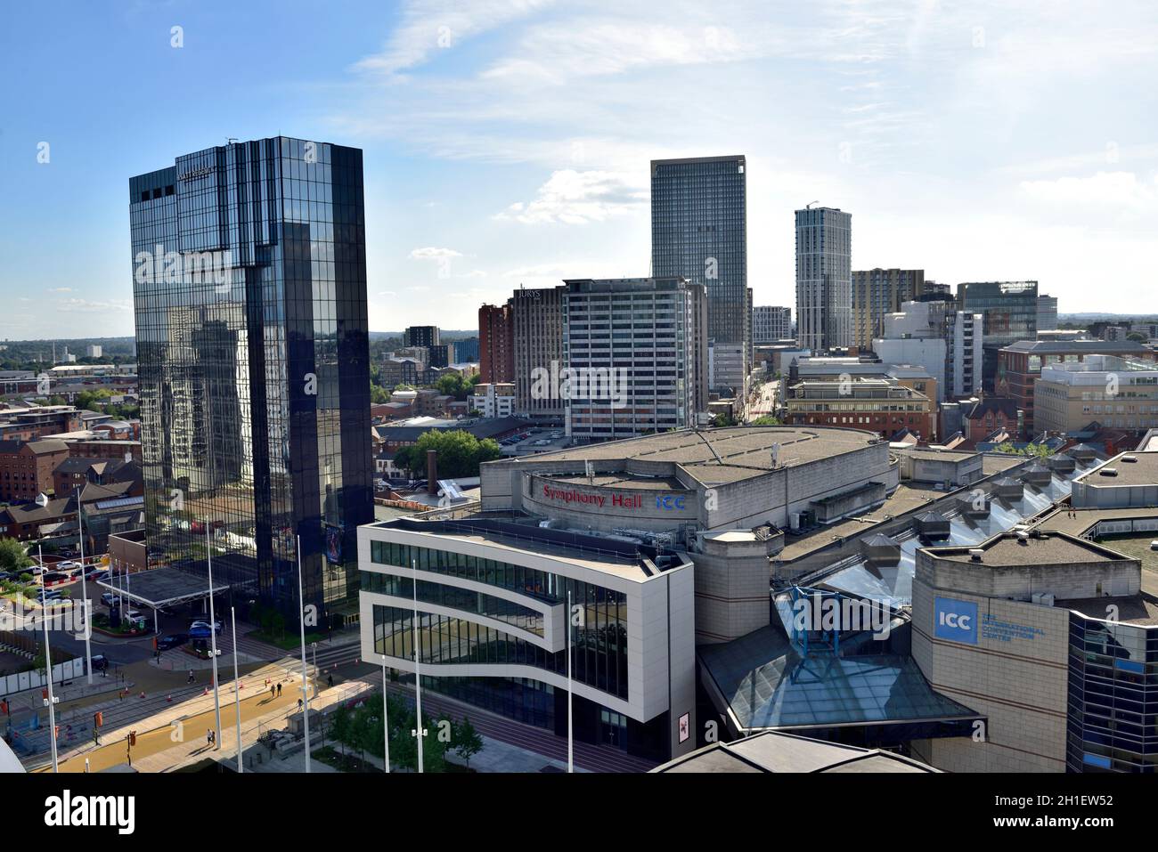 Sehen Sie sich die Symphony Hall und hohe Gebäude über die Skyline von Birmingham, Großbritannien, an Stockfoto