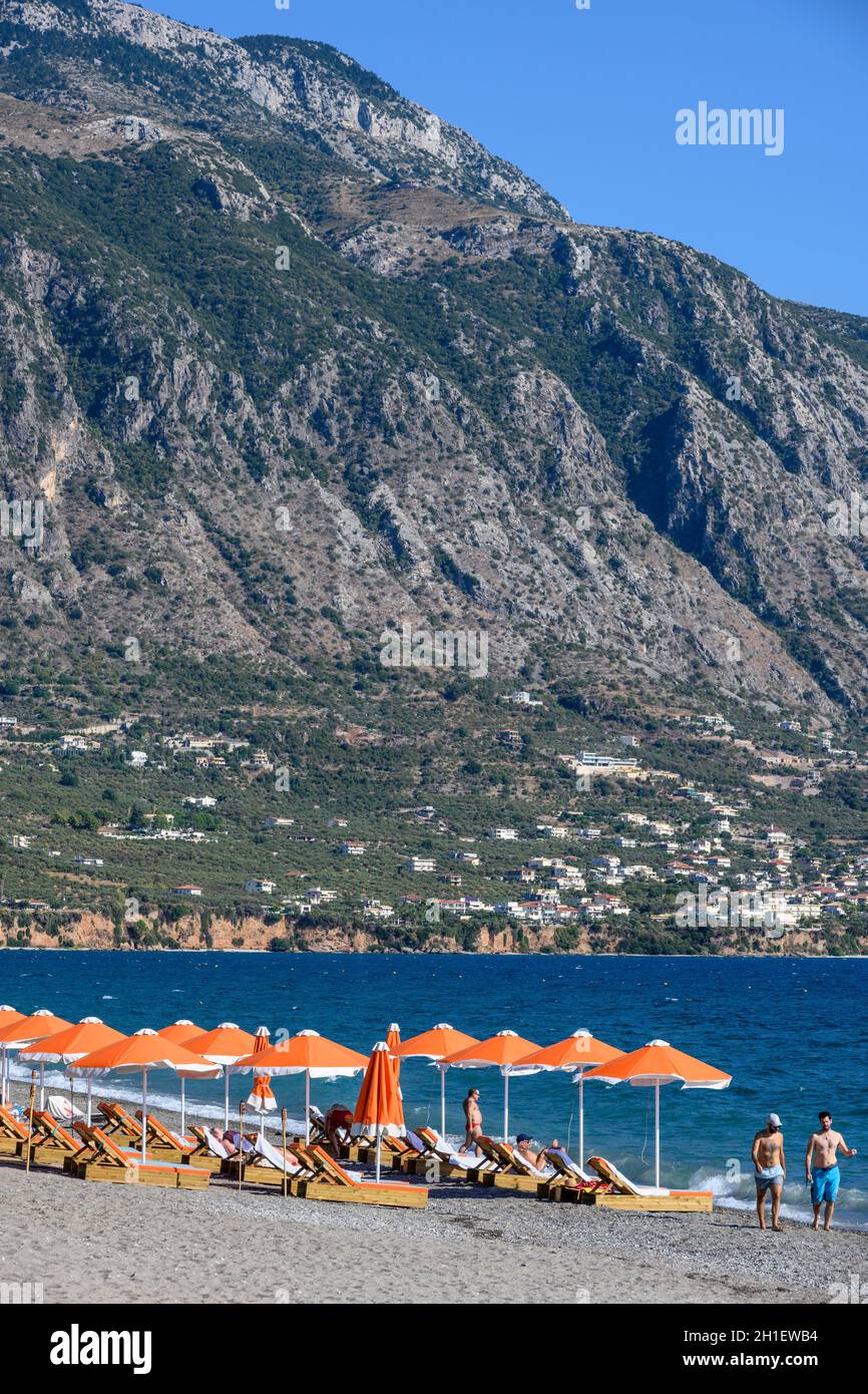 Die Küste und der Strand an der Navarinou Straße bei Kalamata, mit den Taygetos Bergen im Hintergrund, Kalamata, Messinia, Südpeloponnes, Gree Stockfoto