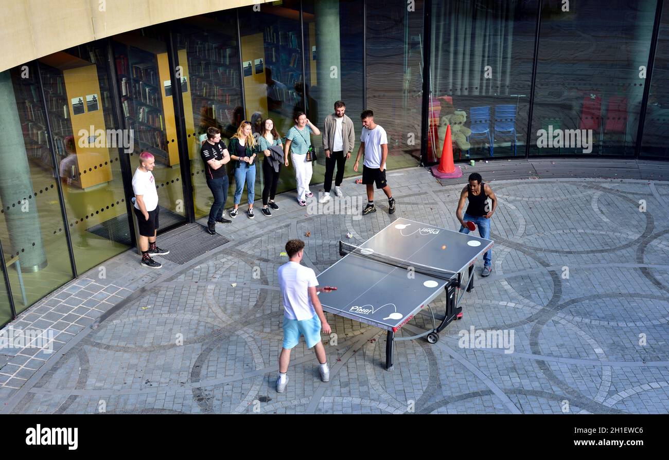 Kostenlose Tischtennis-Spiele im öffentlichen Bereich des Centenary Square der Birmingham Library, Großbritannien Stockfoto