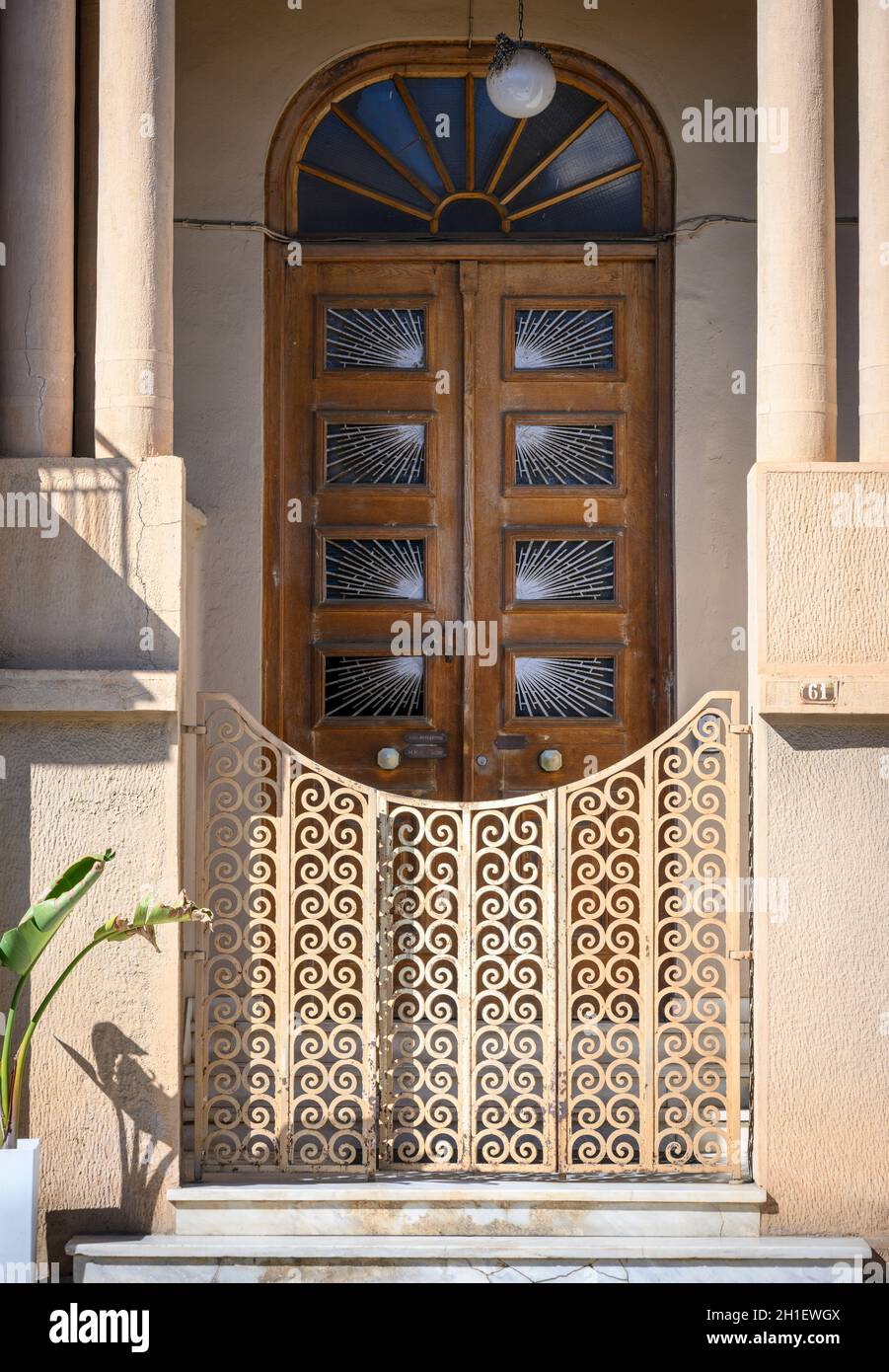 Eingang und Eingang zu einem Art-Deco-Haus an der Küste von Kalamata, Kalamata, Messenia, Südpeloponnes, Griechenland, Stockfoto