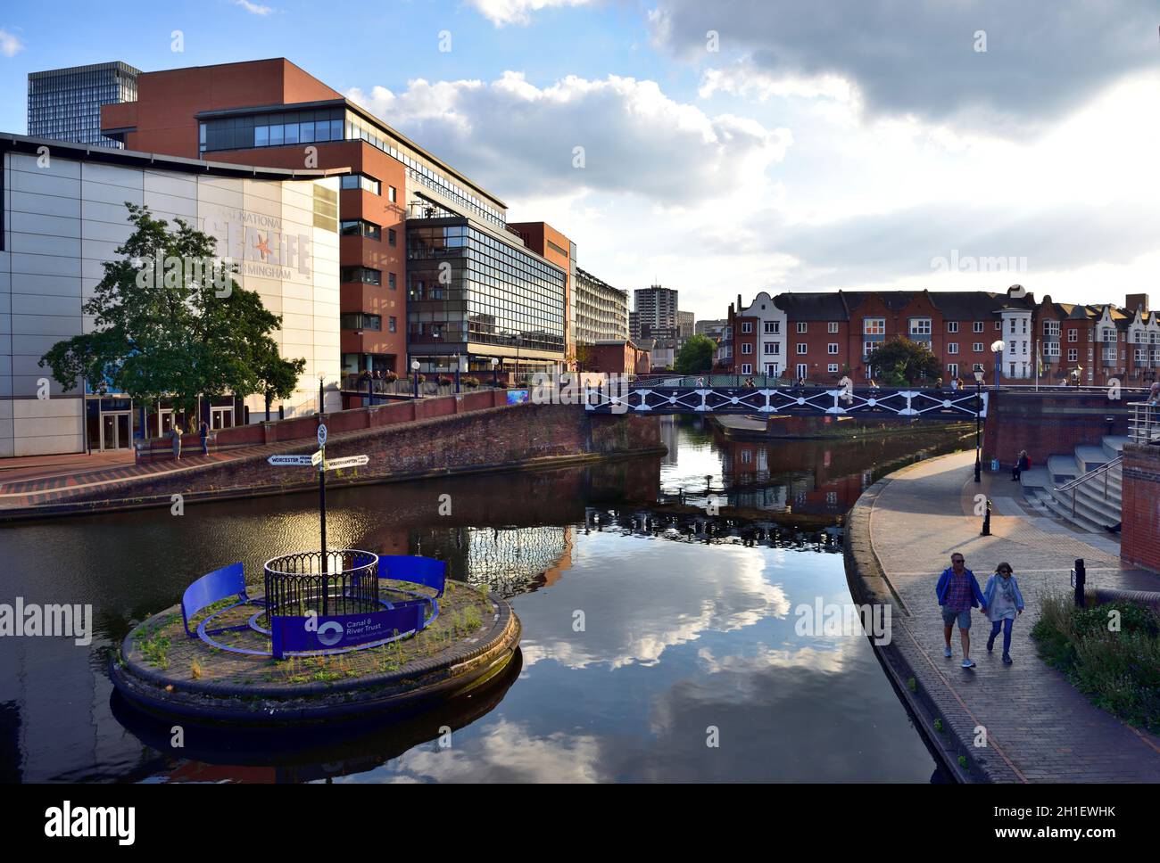 Canal Roundabout, die alte Kreuzung mit Birmingham Canal Old Line und Fazeley Canal mit National Sea Life Centre an der Ecke, Großbritannien Stockfoto