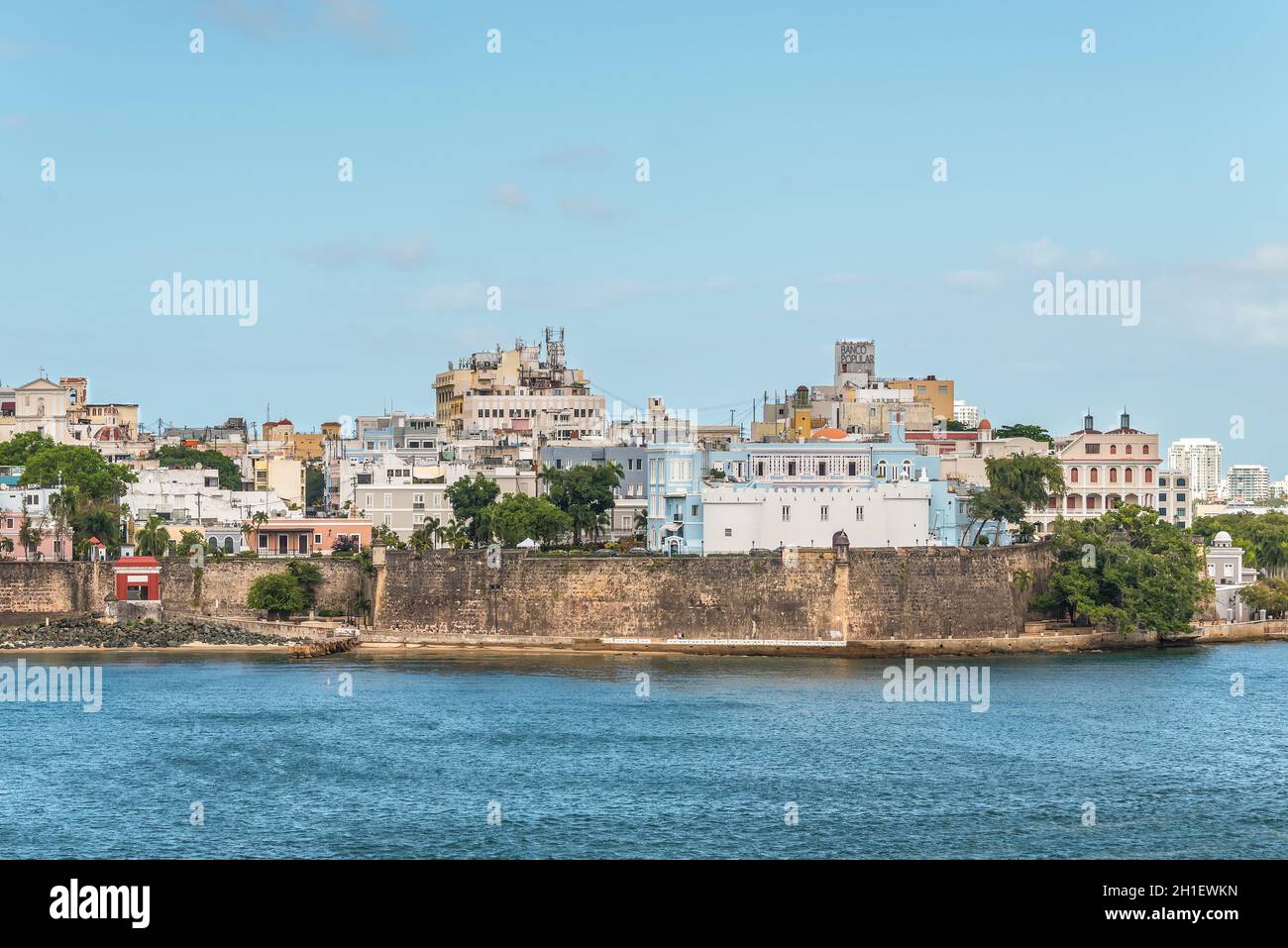 San Juan, Puerto Rico - 29. April 2019: Gebäude an der Küste von San Juan, Puerto Rico. Stockfoto