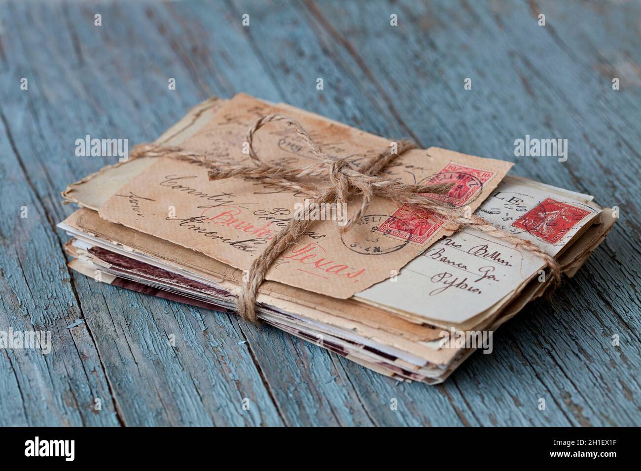Vintage Stil Stillleben mit einem Bündel von alten handgeschriebenen Briefe und auf altem bedrängtem Holz Stockfoto