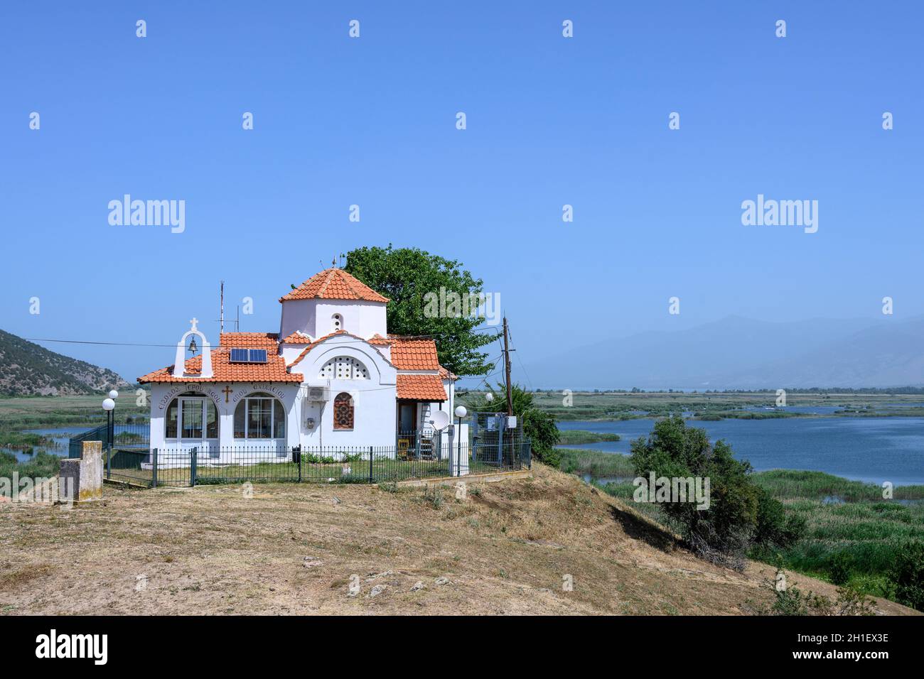 Die Kirche des Heiligen Achilleios auf der Insel Agios Achilleios, umgeben von den Feuchtgebieten des Mikri Prespa-Sees, Mazedonien, Nordgriechenland. Stockfoto