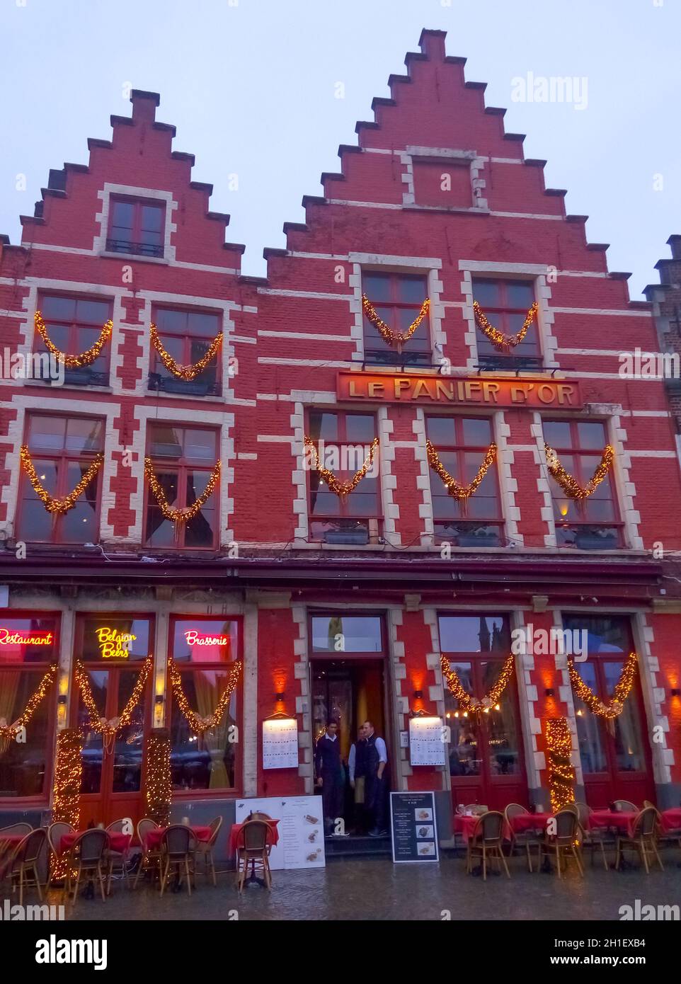 Brügge, Belgien - 13. Dezember 2017: Die Menschen gehen am 13. Dezember 2017 auf den Marktplatz von Brügge, Belgien Stockfoto