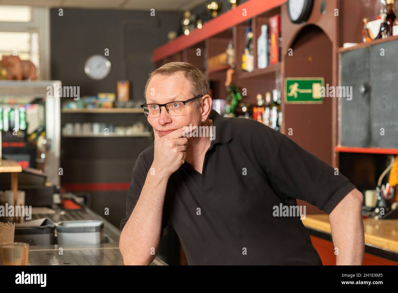Ein Pub-Gastgeber sorgt sich, weil er keine Gäste wegen der Corona-Einschränkung hat Stockfoto