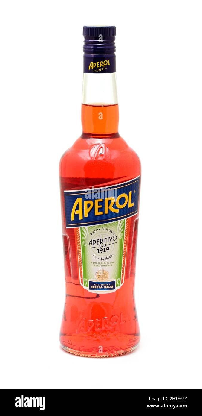 PRAG, TSCHECHISCHE REPUBLIK - 20. MAI 2020: Volle Aperol-Flasche auf weißem Hintergrund. Aperol ist ein klassischer italienischer Bitter-Aperitif mit oranger Farbe Stockfoto