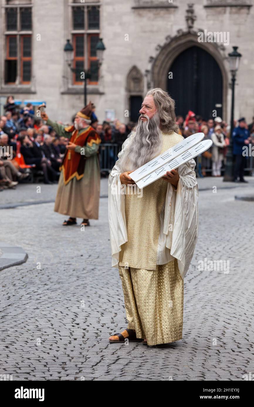 BRÜGGE, BELGIEN - 17. MAI: Jährliche Prozession des Heiligen Blutes an Christi Himmelfahrt. Die Einheimischen führen Dramatisierungen biblischer Ereignisse durch - Moses mit den zehn Stockfoto