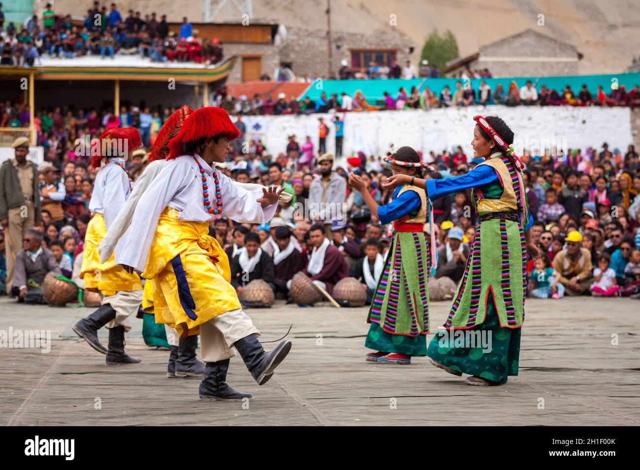 LEH, INDIEN - 08. SEPTEMBER 2012: Junge Tänzer in traditionellen Ladakhi tibetischen Kostümen führen Volkstanz auf dem jährlichen Festival des Ladakh Erbe in Stockfoto